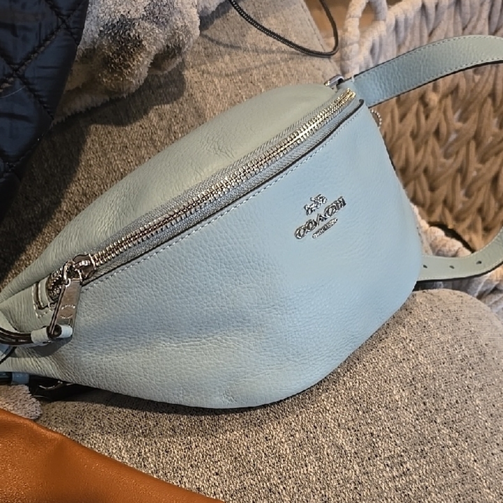 Coach Blue Crossbody Bag Sleek Leather Design